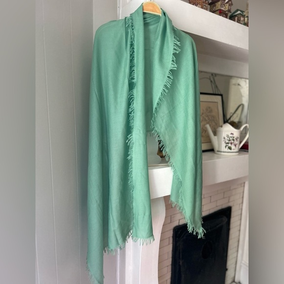 100% cashmere Mint Green Fringed Scarf - Picture 1 of 4